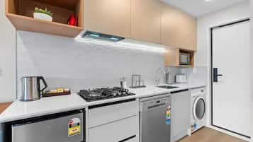 Fridge, microwave, stovetop, dishwasher