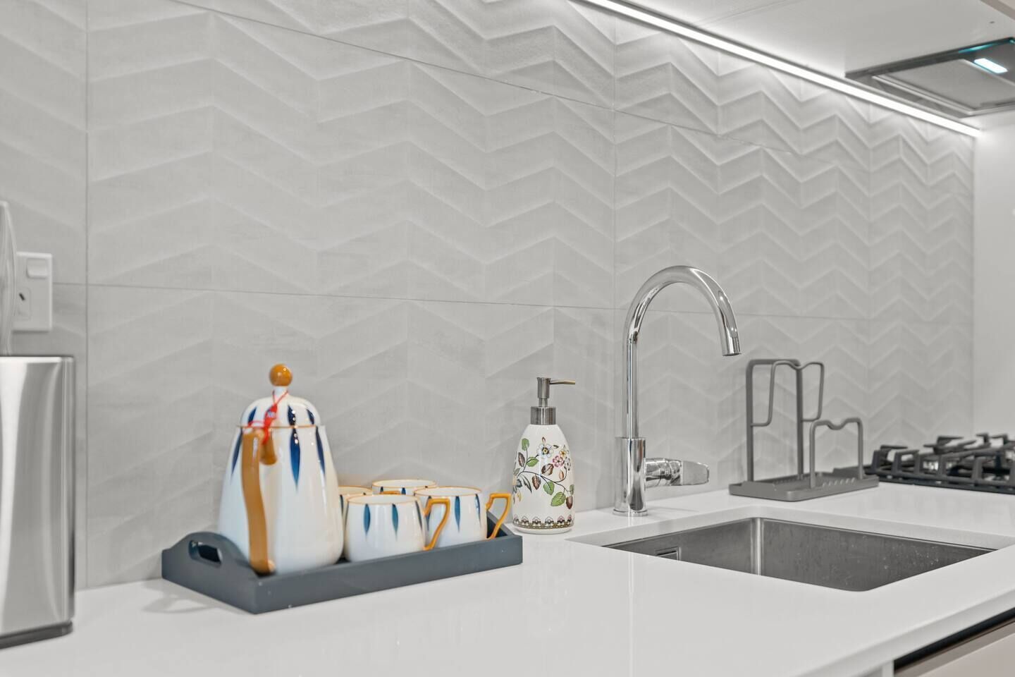 Réfrigérateur, micro-ondes, plaque de cuisson, lave-vaisselle