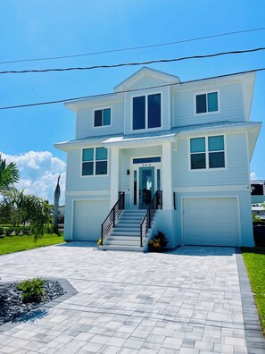 Exterior - Spacious 5-bedroom house w/ Elevator, Canal, and heated pool Fort Myers Beach (Fort Myers Beach)
