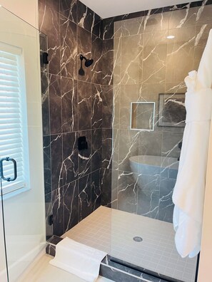 Dusche, Haartrockner, Handtücher, Shampoo
