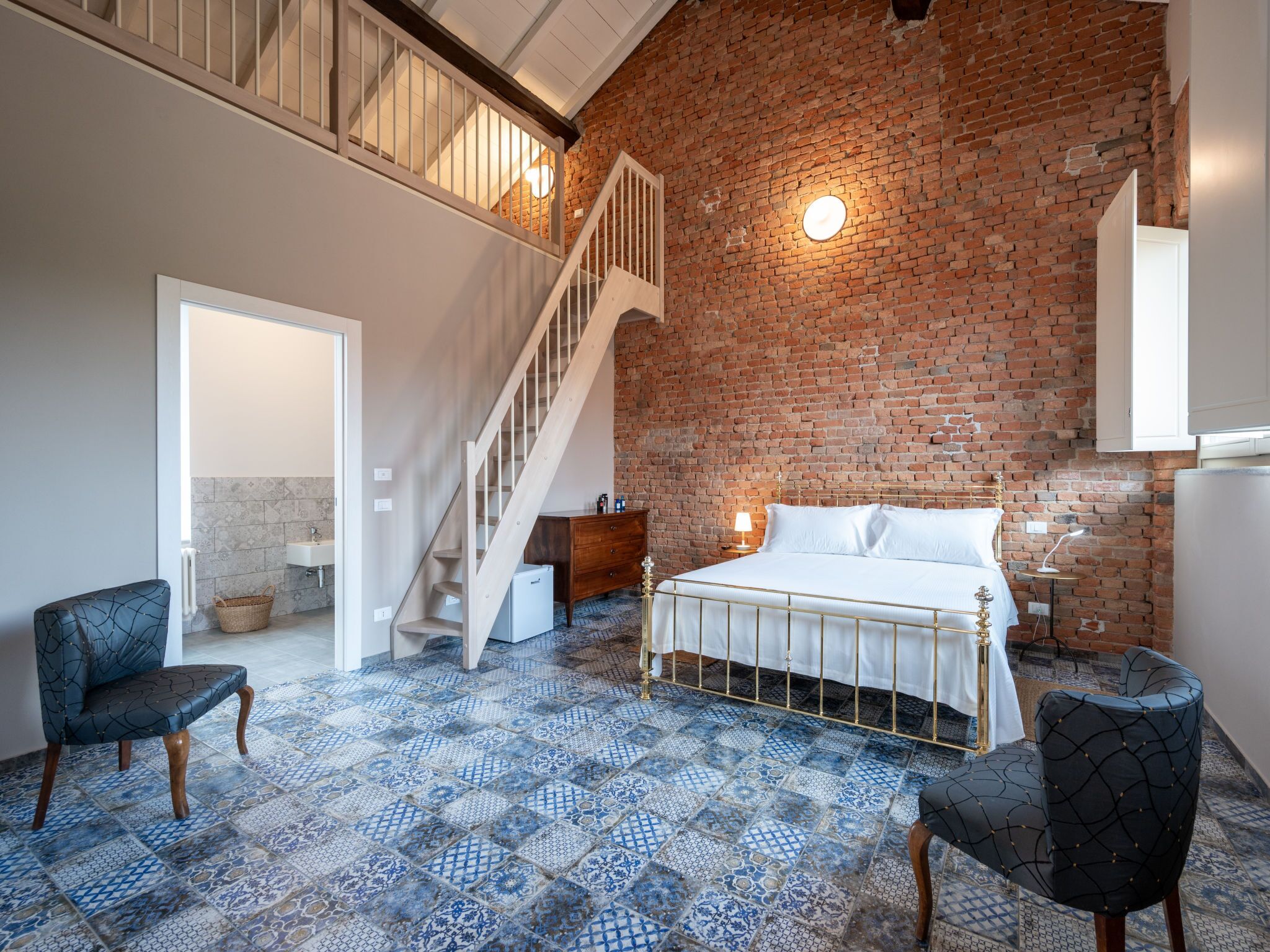 12 soverom, skrivebord og internettilgang