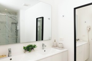 Douche, sèche-cheveux, serviettes fournies, savon