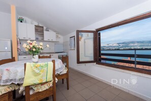Apartamento, vista para o mar | Sala de jantar