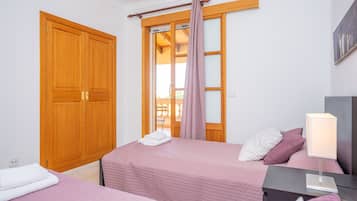 3 chambres, fer et planche à repasser, Wi-Fi gratuit, draps fournis