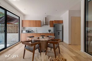 Departamento, 1 habitación, alberca privada, vista a la alberca | Área de sala de estar