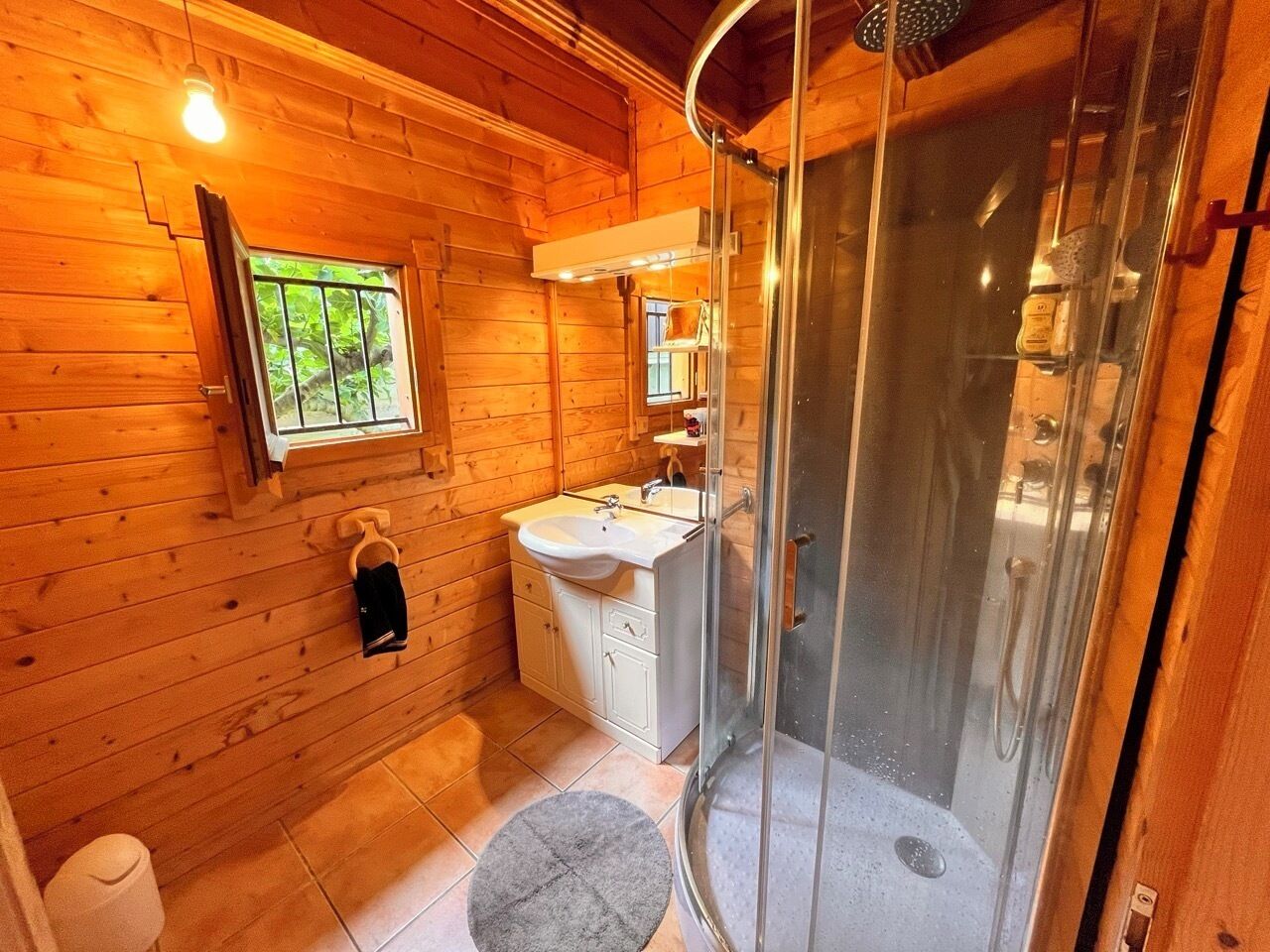 Een douche, een haardroger, handdoeken, zeep