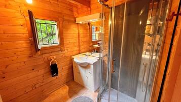 Een douche, een haardroger, handdoeken, zeep