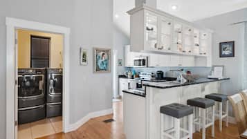 Casa (3 Bedrooms) | Cozinha privada | Geladeira, micro-ondas, fogão, cooktop