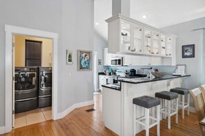 House (3 Bedrooms) | Private kitchen | Fridge, microwave, oven, stovetop - Seafoam by Avantstay 2 Blocks to Beach! (Panama City Beach)