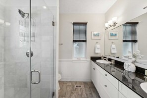 Ferienhaus (3 Bedrooms) | Badezimmer | Dusche, kostenlose Toilettenartikel, Handtücher, Seife