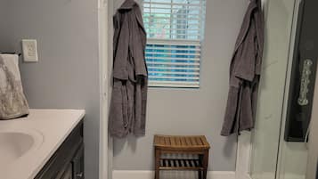 Een douche, een haardroger, handdoeken, zeep