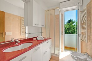 Dusche, Bidet, Handtücher
