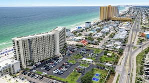 Un hotel en la costa con estacionamiento, acceso a la playa y vistas al océano.