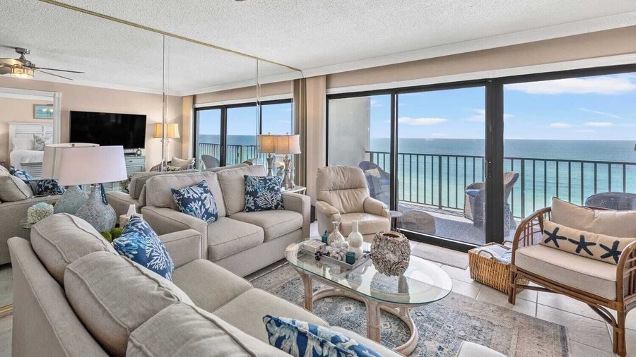 Beachfront Breeze by Avantstay Beachfront Condo