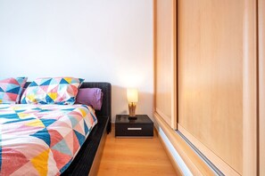 1 sovrum, skrivbord, strykjärn/strykbräda och internet