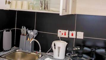 Een koelkast, een microgolfoven, een oven, een kookplaat