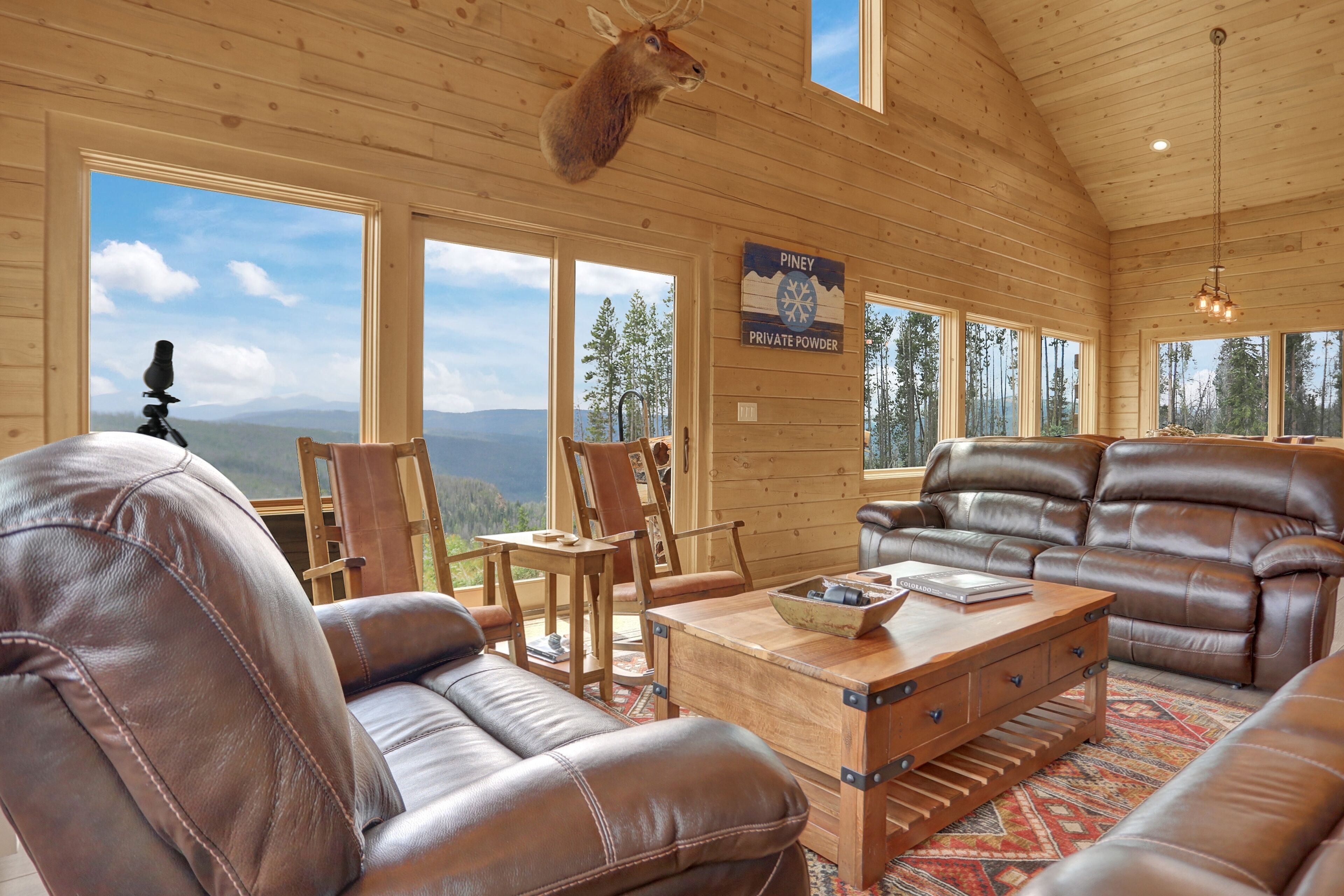 Backcountry cabin in private location with full kitchen & mountain views