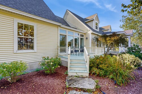 Newly Renovated Charming House with Cozy Fireplace & Outdoor Entertainment Areas