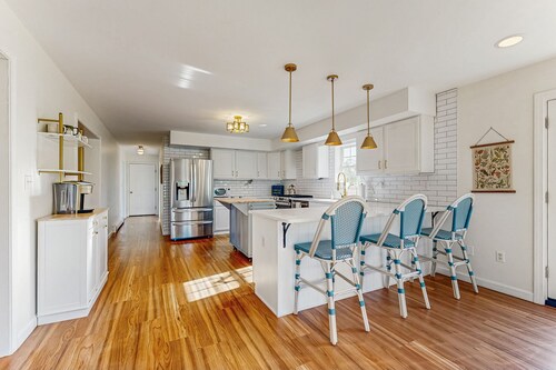 Newly Renovated Charming House with Cozy Fireplace & Outdoor Entertainment Areas