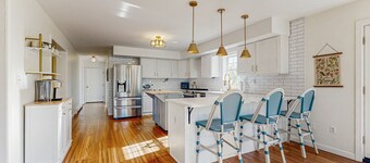 Newly Renovated Charming House with Cozy Fireplace & Outdoor Entertainment Areas