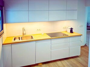 冷蔵庫、電子レンジ、オーブン、コンロ