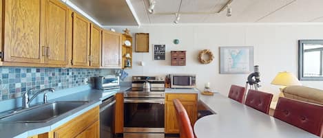 Een koelkast, een microgolfoven, een oven, een kookplaat