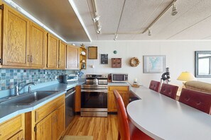 Kjøleskap, mikrobølgeovn, ovn og kokeplater