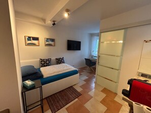 1 bedroom, desk, iron/ironing board, free WiFi