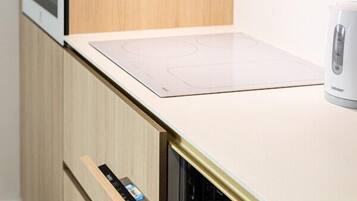 Jääkaappi, mikroaaltouuni, uuni, liesi