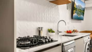 Fridge, microwave, stovetop, dishwasher