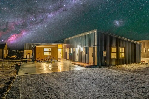 New stylish 1bedroom premium studio/kingbed /UnitC