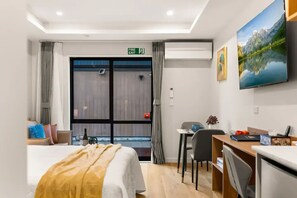 Bureau, fer et planche à repasser, Wi-Fi gratuit, draps fournis