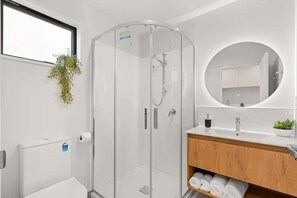 Secadora de cabello, toallas, papel de baño