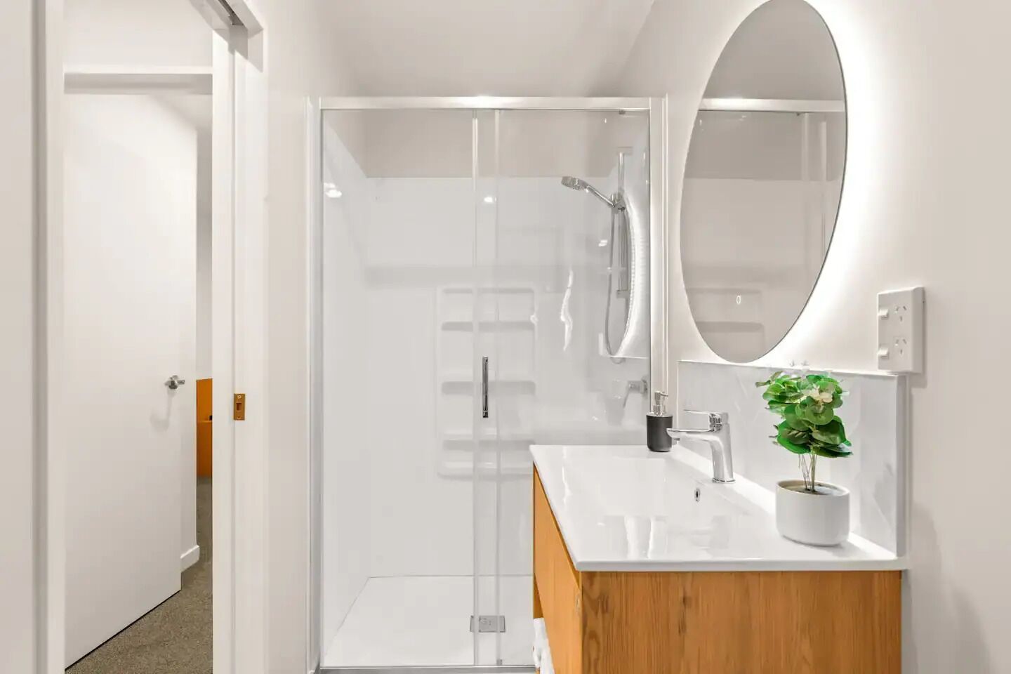 Een haardroger, handdoeken, zeep, shampoo