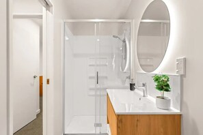 Hair dryer, towels, soap, shampoo - New stylish 2bedroom warm &cozy unit/kingbed /UnitD (Lake Tekapo)