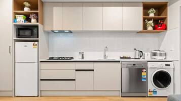 Fridge, microwave, stovetop, dishwasher