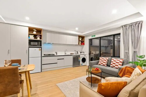 New stylish 2bedroom warm &cozy unit/kingbed /UnitD