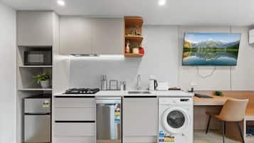 Kühlschrank, Mikrowelle, Herdplatte, Geschirrspüler