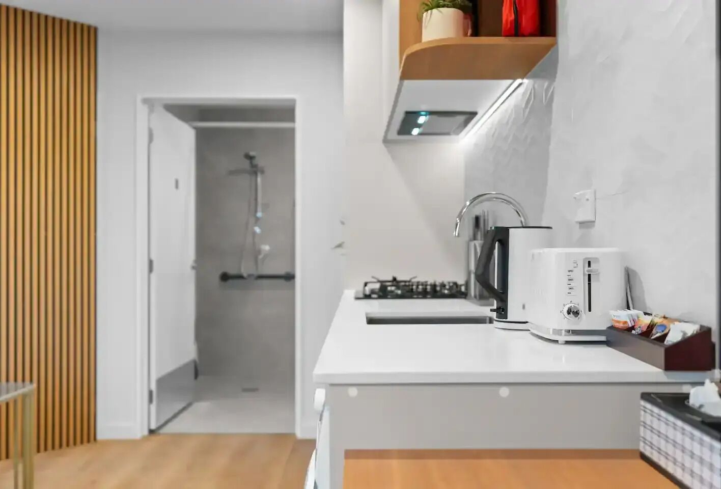 Kjøleskap, mikrobølgeovn, kokeplater og oppvaskmaskin