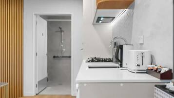 Kjøleskap, mikrobølgeovn, kokeplater og oppvaskmaskin