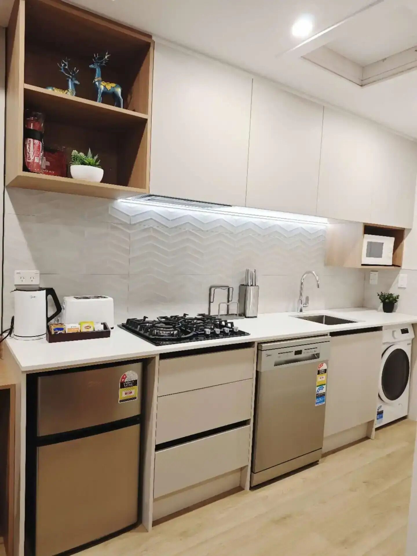 Réfrigérateur, micro-ondes, plaque de cuisson, lave-vaisselle