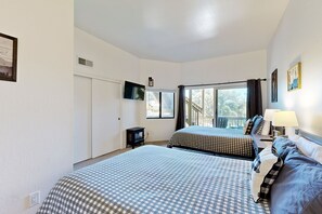 3 bedrooms, travel crib, internet, bed sheets - Home located on golf course with pool access, wifi, and outdoor dining (Groveland)