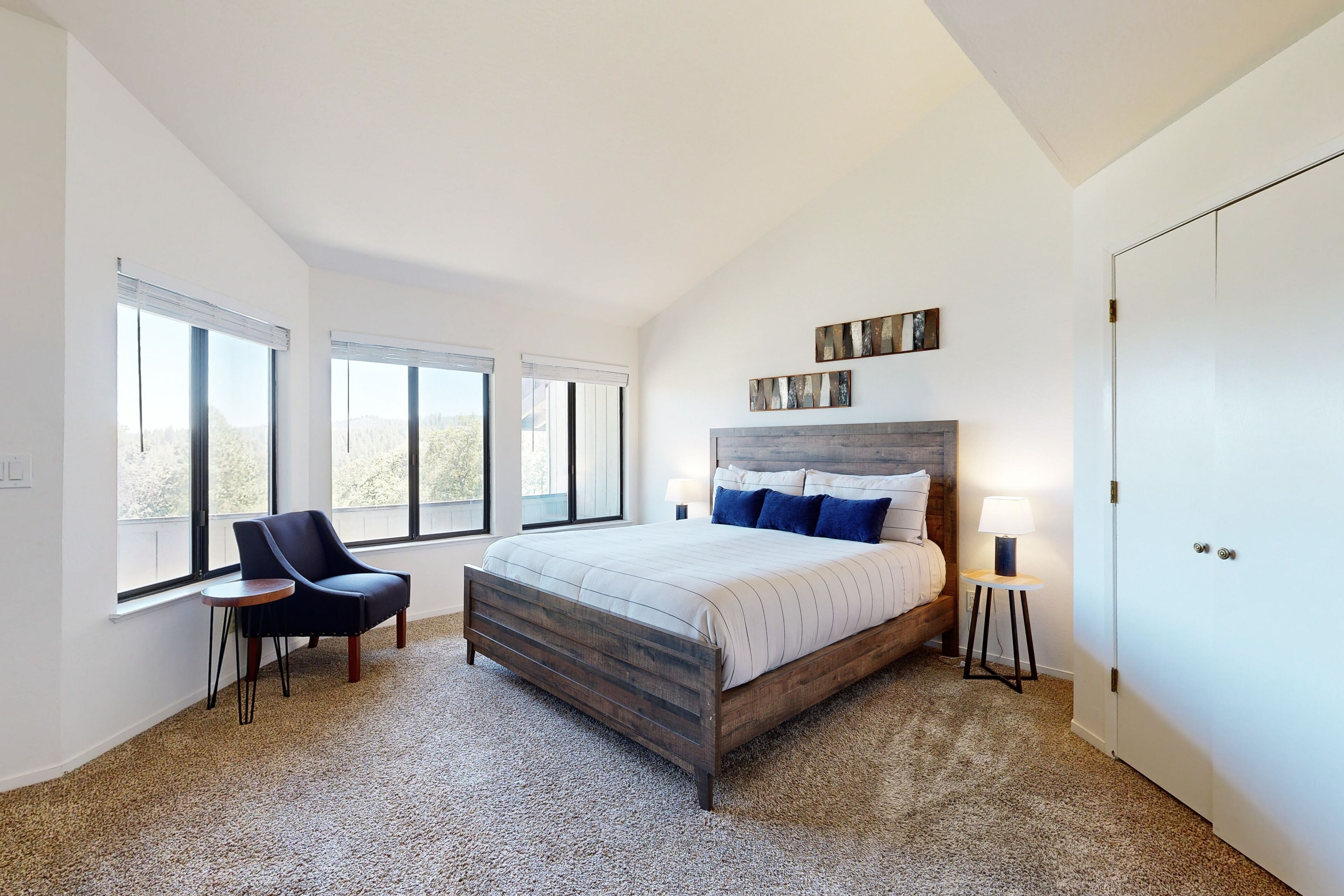 3 bedrooms, travel crib, internet, bed sheets