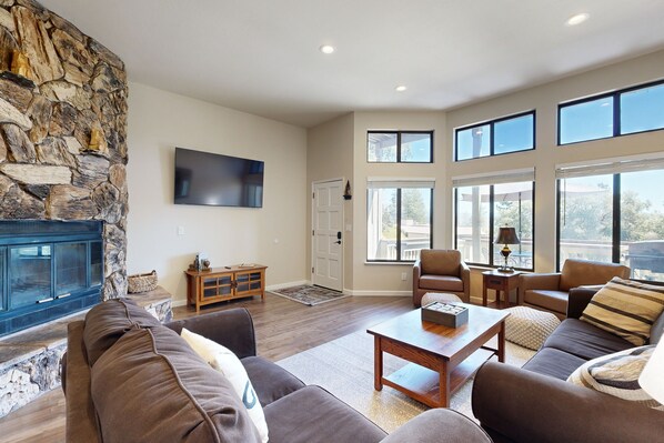 TV, fireplace - Home located on golf course with pool access, wifi, and outdoor dining (Groveland)