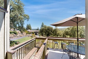 Outdoor dining - Home located on golf course with pool access, wifi, and outdoor dining (Groveland)