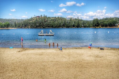 Home located on golf course with pool access, wifi, and outdoor dining