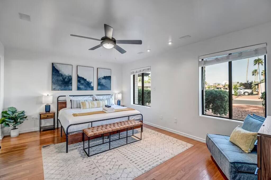 4 habitaciones, escritorio y tabla de planchar con plancha 