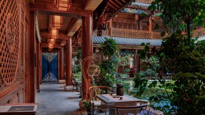 A traditional wooden building with intricate lattice work and a courtyard. - Spirited Silky Inn (Dali)