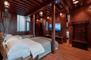 家庭双床房 | 高档床上用品、特色装修、办公桌、笔记本电脑工作区