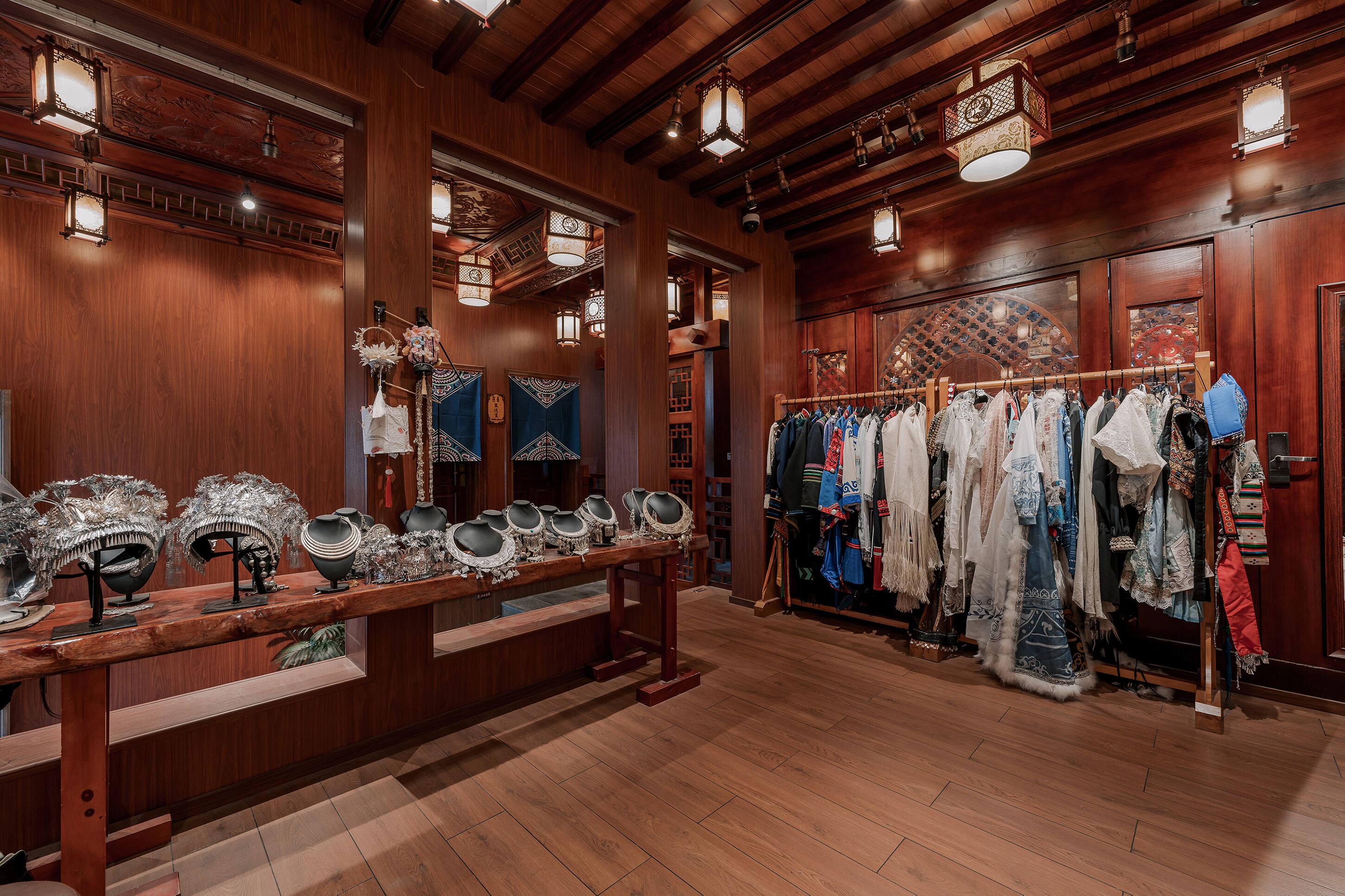 Interior de madera tradicional con un perchero y una exhibición de sombreros.